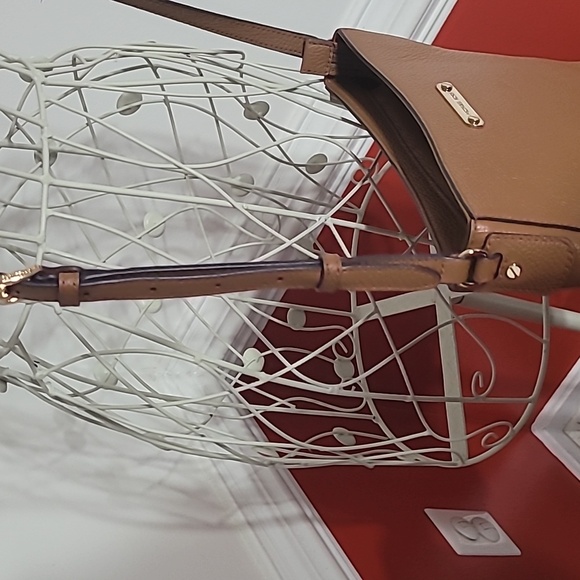 Michael Kors Crossbody Bag Tan Leather with Gold Metal Accents - Picture 4 of 10